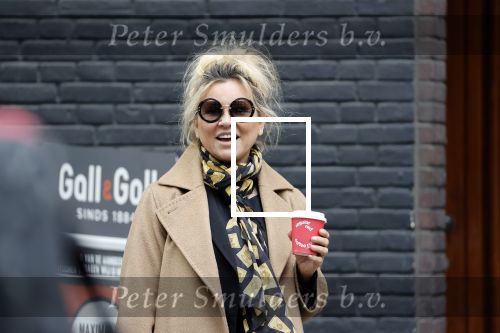 Amsterdam 15 mei 2020
Tatjana drinkt kopje koffie op de beethovenstraat