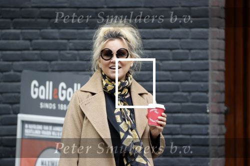Amsterdam 15 mei 2020
Tatjana drinkt kopje koffie op de beethovenstraat