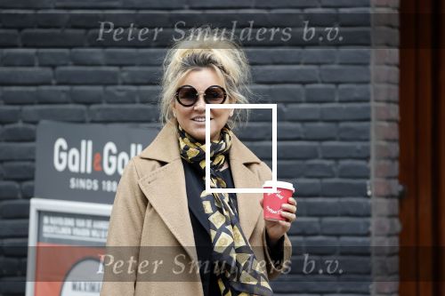 Amsterdam 15 mei 2020
Tatjana drinkt kopje koffie op de beethovenstraat