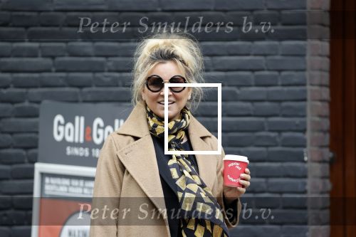Amsterdam 15 mei 2020
Tatjana drinkt kopje koffie op de beethovenstraat