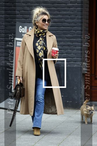 Amsterdam 15 mei 2020
Tatjana drinkt kopje koffie op de beethovenstraat