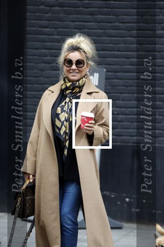 Amsterdam 15 mei 2020
Tatjana drinkt kopje koffie op de beethovenstraat