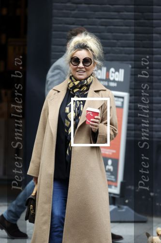 Amsterdam 15 mei 2020
Tatjana drinkt kopje koffie op de beethovenstraat