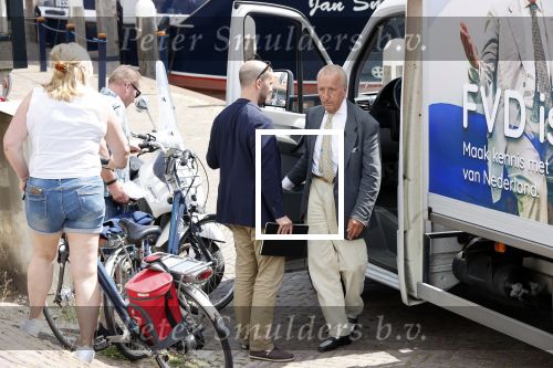 Volendam 1 juni 2020
Forum van Democratie met Thierry Baudet Theo Hiddema en Wybren van Haga zijn in Volendam tijdens de opening van de terrassen.