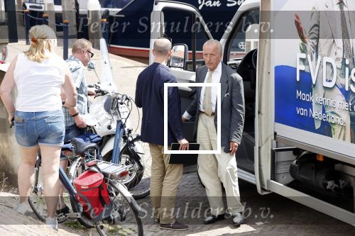 Volendam 1 juni 2020
Forum van Democratie met Thierry Baudet Theo Hiddema en Wybren van Haga zijn in Volendam tijdens de opening van de terrassen.