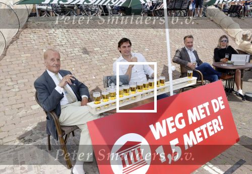 Volendam 1 juni 2020
Forum van Democratie met Thierry Baudet Theo Hiddema en Wybren van Haga zijn in Volendam tijdens de opening van de terrassen.