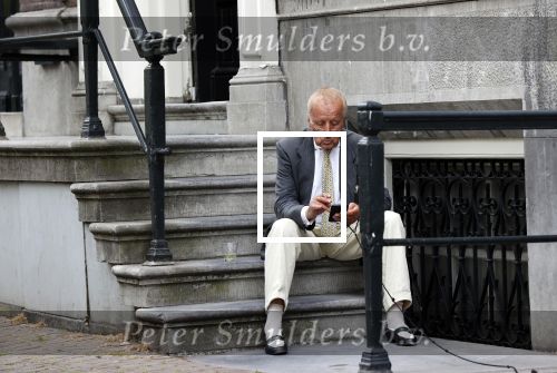 Amsterdam 1 juni 2020
Theo Hiddema drinkt voor zijn huis een wijntje .