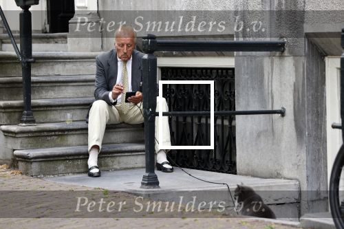 Amsterdam 1 juni 2020
Theo Hiddema drinkt voor zijn huis een wijntje .