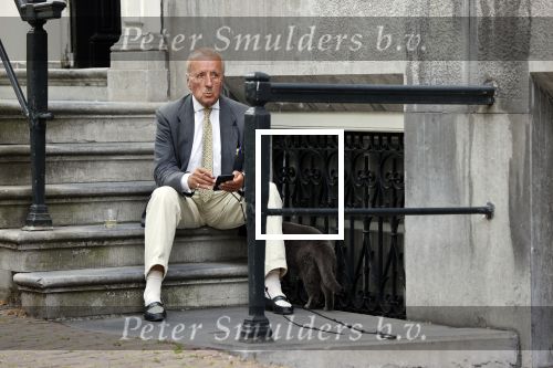 Amsterdam 1 juni 2020
Theo Hiddema drinkt voor zijn huis een wijntje .