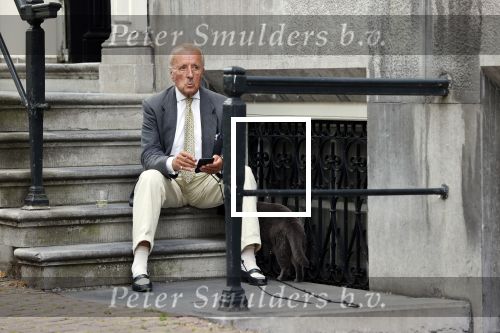 Amsterdam 1 juni 2020
Theo Hiddema drinkt voor zijn huis een wijntje .
