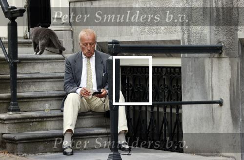 Amsterdam 1 juni 2020
Theo Hiddema drinkt voor zijn huis een wijntje .