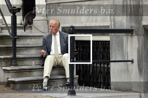 Amsterdam 1 juni 2020
Theo Hiddema drinkt voor zijn huis een wijntje .