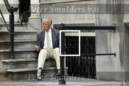 Amsterdam 1 juni 2020
Theo Hiddema drinkt voor zijn huis een wijntje .