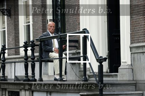 Amsterdam 1 juni 2020
Theo Hiddema drinkt voor zijn huis een wijntje .