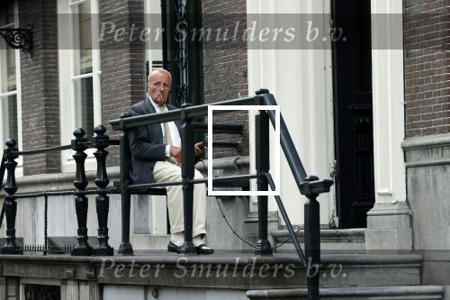 Amsterdam 1 juni 2020
Theo Hiddema drinkt voor zijn huis een wijntje .