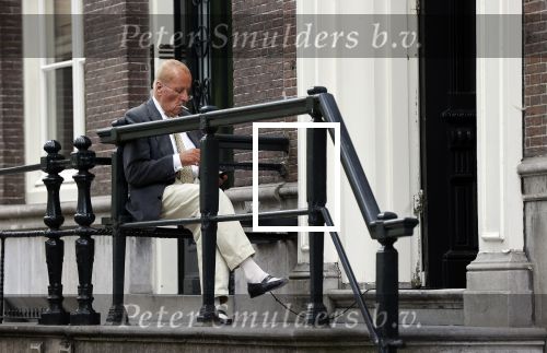 Amsterdam 1 juni 2020
Theo Hiddema drinkt voor zijn huis een wijntje .