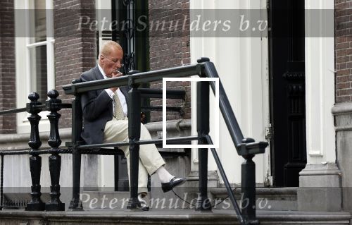 Amsterdam 1 juni 2020
Theo Hiddema drinkt voor zijn huis een wijntje .