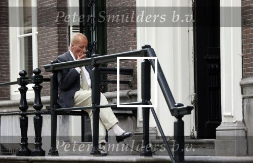 Amsterdam 1 juni 2020
Theo Hiddema drinkt voor zijn huis een wijntje .