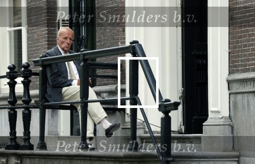 Amsterdam 1 juni 2020
Theo Hiddema drinkt voor zijn huis een wijntje .