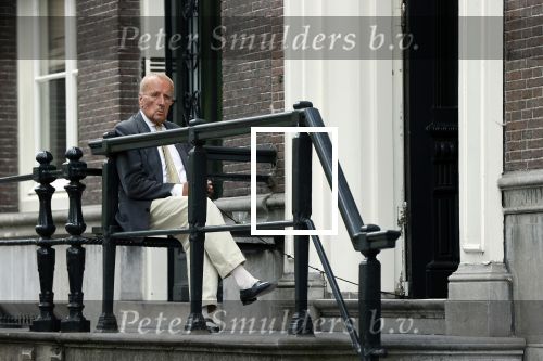 Amsterdam 1 juni 2020
Theo Hiddema drinkt voor zijn huis een wijntje .
