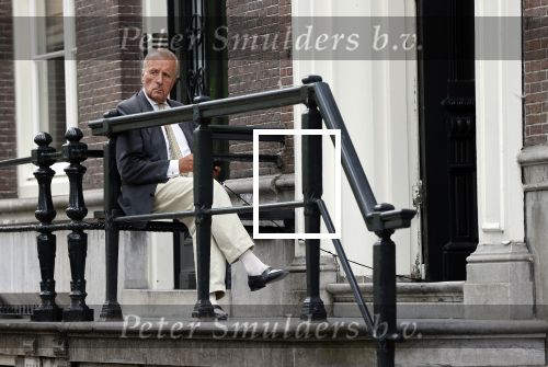 Amsterdam 1 juni 2020
Theo Hiddema drinkt voor zijn huis een wijntje .