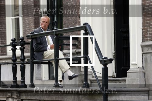 Amsterdam 1 juni 2020
Theo Hiddema drinkt voor zijn huis een wijntje .