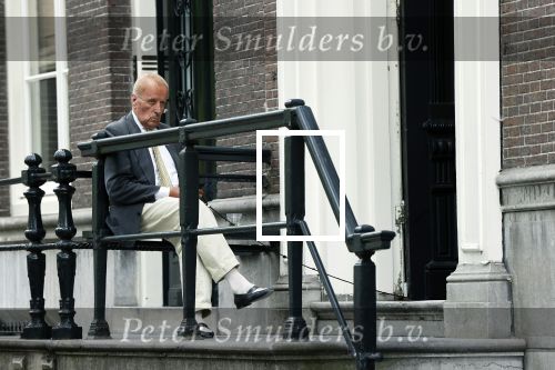 Amsterdam 1 juni 2020
Theo Hiddema drinkt voor zijn huis een wijntje .