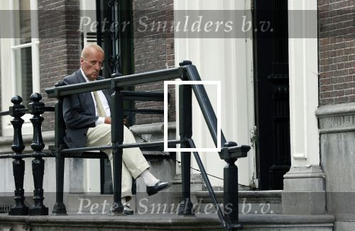 Amsterdam 1 juni 2020
Theo Hiddema drinkt voor zijn huis een wijntje .
