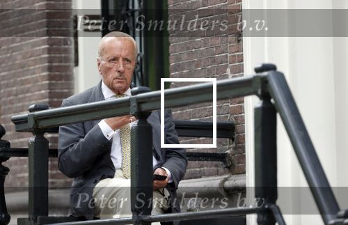 Amsterdam 1 juni 2020
Theo Hiddema drinkt voor zijn huis een wijntje .