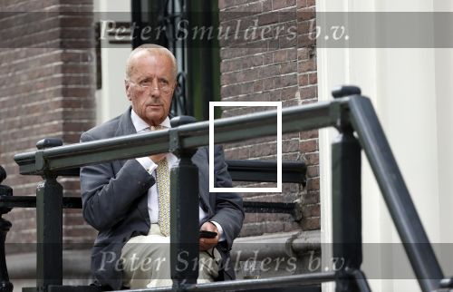 Amsterdam 1 juni 2020
Theo Hiddema drinkt voor zijn huis een wijntje .