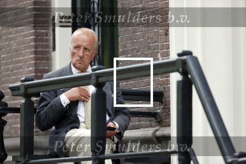 Amsterdam 1 juni 2020
Theo Hiddema drinkt voor zijn huis een wijntje .