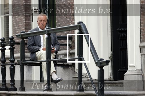 Amsterdam 1 juni 2020
Theo Hiddema drinkt voor zijn huis een wijntje .