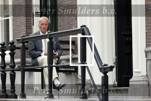 Amsterdam 1 juni 2020
Theo Hiddema drinkt voor zijn huis een wijntje .