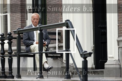 Amsterdam 1 juni 2020
Theo Hiddema drinkt voor zijn huis een wijntje .
