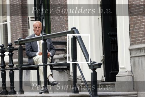 Amsterdam 1 juni 2020
Theo Hiddema drinkt voor zijn huis een wijntje .
