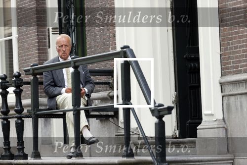 Amsterdam 1 juni 2020
Theo Hiddema drinkt voor zijn huis een wijntje .