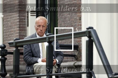 Amsterdam 1 juni 2020
Theo Hiddema drinkt voor zijn huis een wijntje .