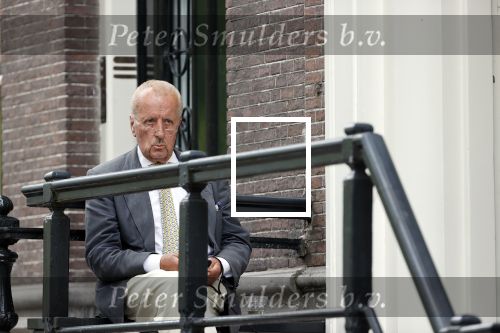Amsterdam 1 juni 2020
Theo Hiddema drinkt voor zijn huis een wijntje .