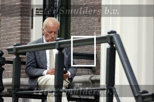 Amsterdam 1 juni 2020
Theo Hiddema drinkt voor zijn huis een wijntje .