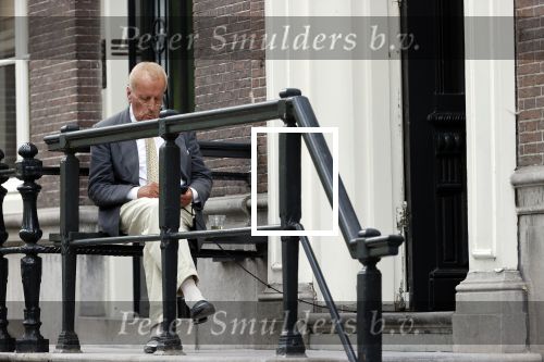 Amsterdam 1 juni 2020
Theo Hiddema drinkt voor zijn huis een wijntje .