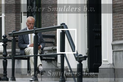 Amsterdam 1 juni 2020
Theo Hiddema drinkt voor zijn huis een wijntje .