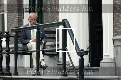 Amsterdam 1 juni 2020
Theo Hiddema drinkt voor zijn huis een wijntje .
