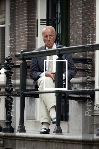 Amsterdam 1 juni 2020
Theo Hiddema drinkt voor zijn huis een wijntje .