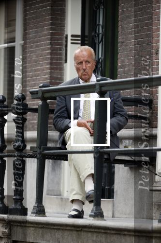 Amsterdam 1 juni 2020
Theo Hiddema drinkt voor zijn huis een wijntje .