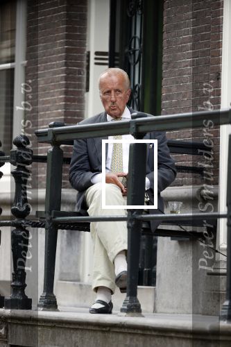 Amsterdam 1 juni 2020
Theo Hiddema drinkt voor zijn huis een wijntje .