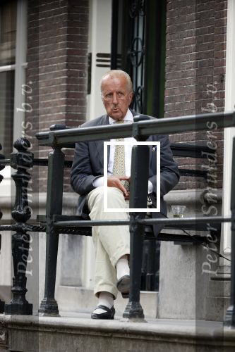 Amsterdam 1 juni 2020
Theo Hiddema drinkt voor zijn huis een wijntje .