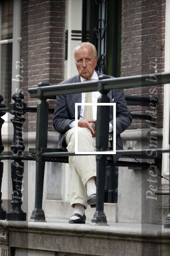Amsterdam 1 juni 2020
Theo Hiddema drinkt voor zijn huis een wijntje .
