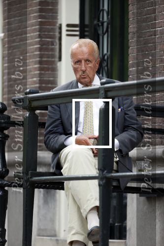 Amsterdam 1 juni 2020
Theo Hiddema drinkt voor zijn huis een wijntje .