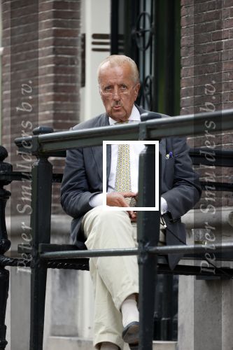 Amsterdam 1 juni 2020
Theo Hiddema drinkt voor zijn huis een wijntje .