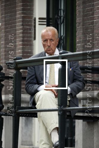 Amsterdam 1 juni 2020
Theo Hiddema drinkt voor zijn huis een wijntje .